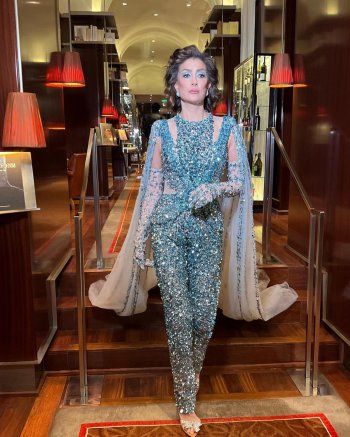 شاهد .. بالصور- غادة عبد الرازق بإطلالة لامعة في عرض أزياء زهير مراد