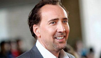 شاهد .. بالصور- امرأة تعثر على ضريح لهذا الممثل العالمي تحت منزلها