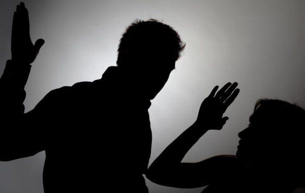 شاهد .. نجمة عربية: "طليقي كان يضربني وحبسني شهر"