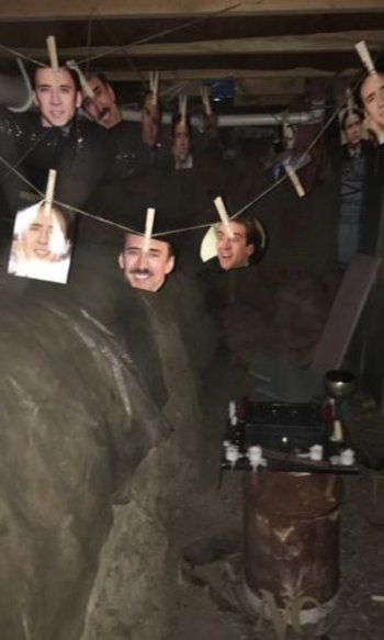 شاهد .. بالصور- امرأة تعثر على ضريح لهذا الممثل العالمي تحت منزلها