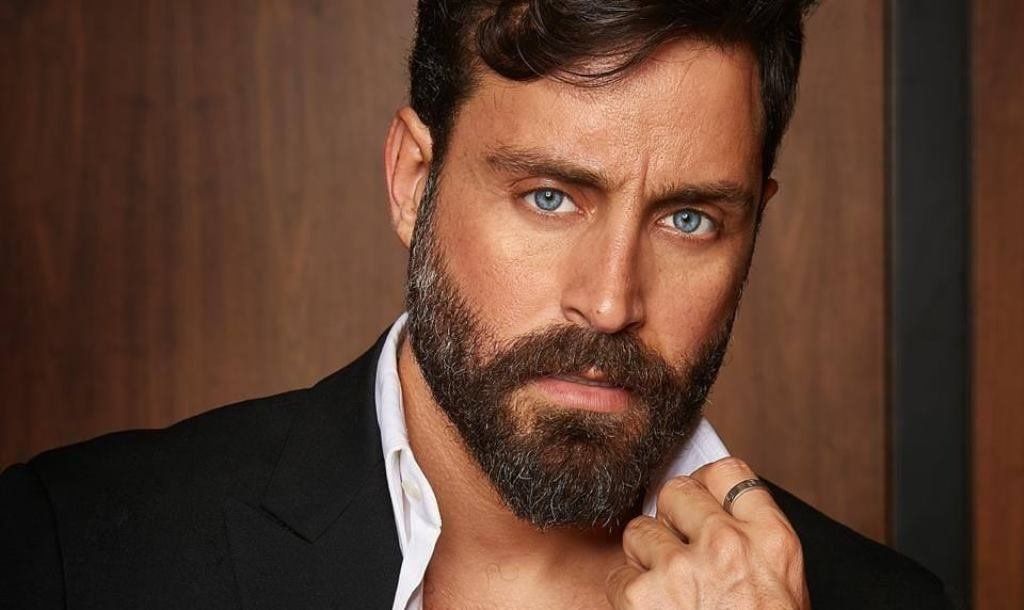 شاهد .. بالفيديو - سعد رمضان يخير متابعيه : " شعر طويل أو شعر قصير؟ "