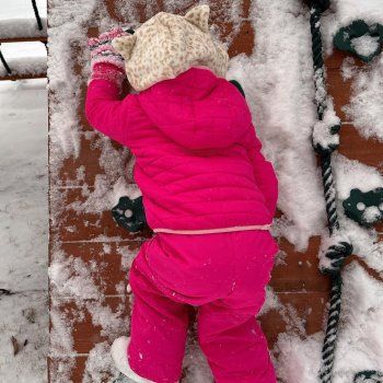 شاهد .. "خاي" إبنة جيجي حديد كبرت للغاية.. وصورها حديث الجمهور