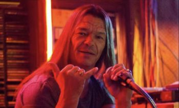 شاهد .. جريمة مروعة.. العثور على موسيقي عالمي مقتولاً في منزله