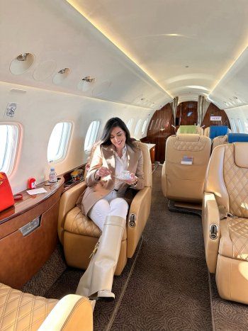 شاهد .. ياسمين صبري بإطلالة أنيقة من طائرتها الخاصة