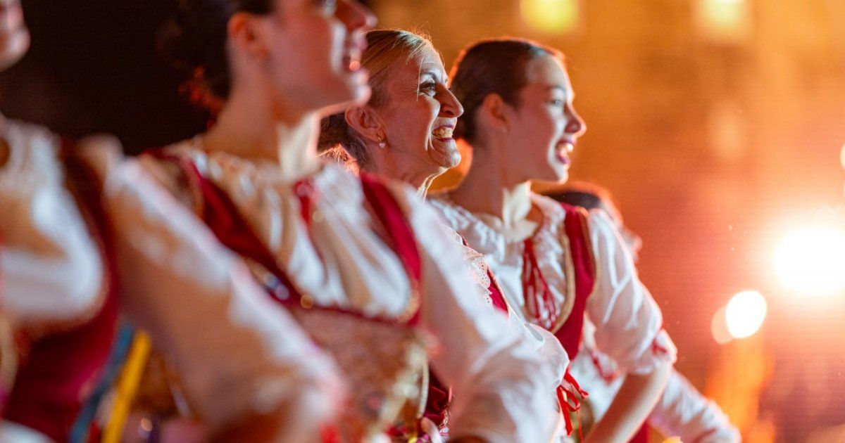 شاهد .. الفرق العالمية تبهر زوار مهرجان قمم الدولي للفنون الأدائية الجبلية الثالث في المملكة العربية السعودية