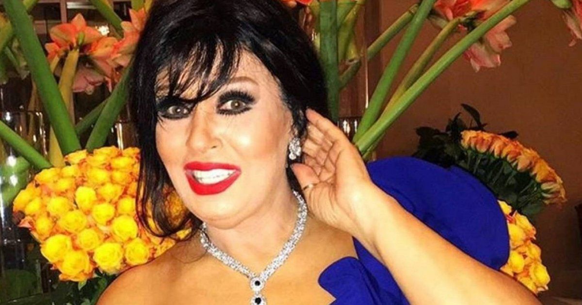 شاهد .. بعفوية ومرح فيفي عبده ترقص أمام المرآة على أنغام أغنية "إنت حياتي "