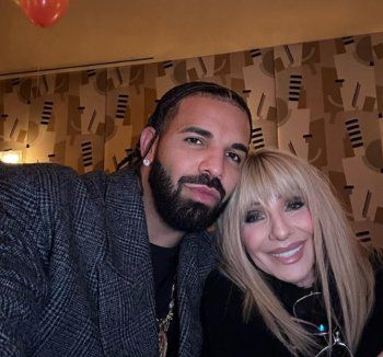 شاهد .. بالصورة- في عيد ميلادها الـ 76..درايك يعايد والدته بكلمات من التقدير