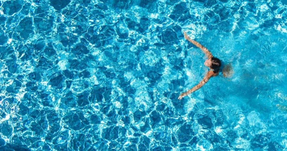 شاهد .. ممثلة ومذيعة لبنانية تمارس رياضة السباحة بالمايوه في عز العاصفة!