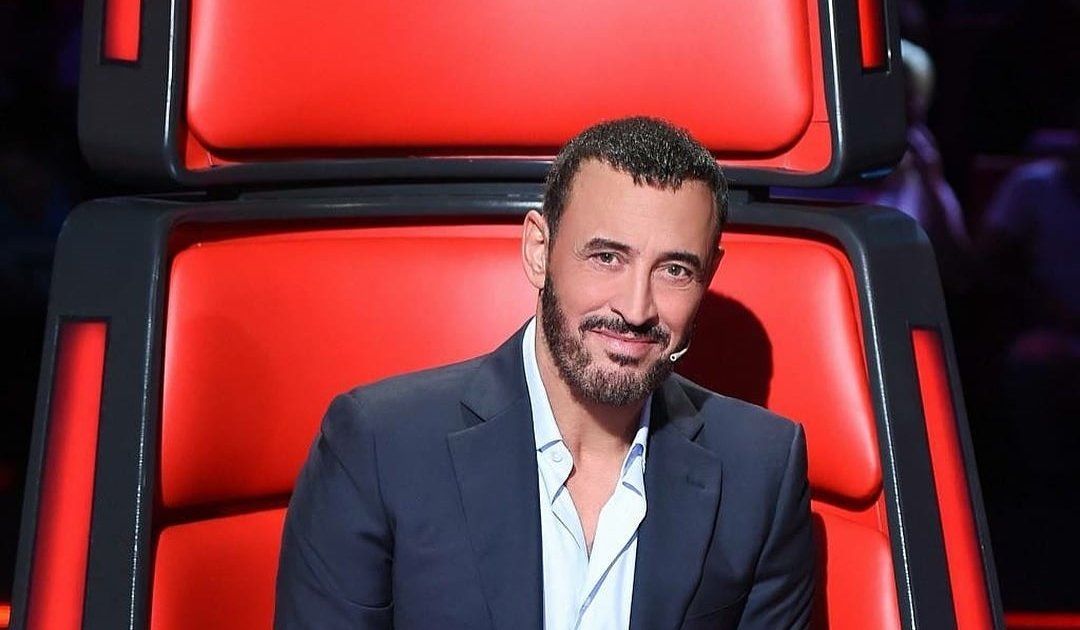 شاهد .. إبن كاظم الساهر نسخة طبق الأصل عنه.. والجمهور يعلق : "الجينات الحلوة" - بالصورة