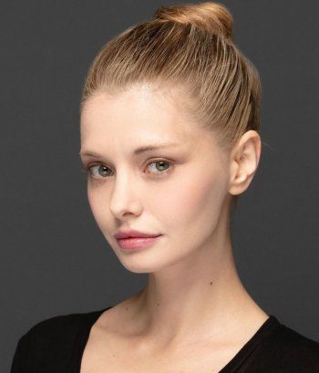 شاهد .. بطلة "إبنة السفير" تعلن زواجها من موسيقي إيطالي .. وتختار أبسط فستان لزفافها - بالصورة