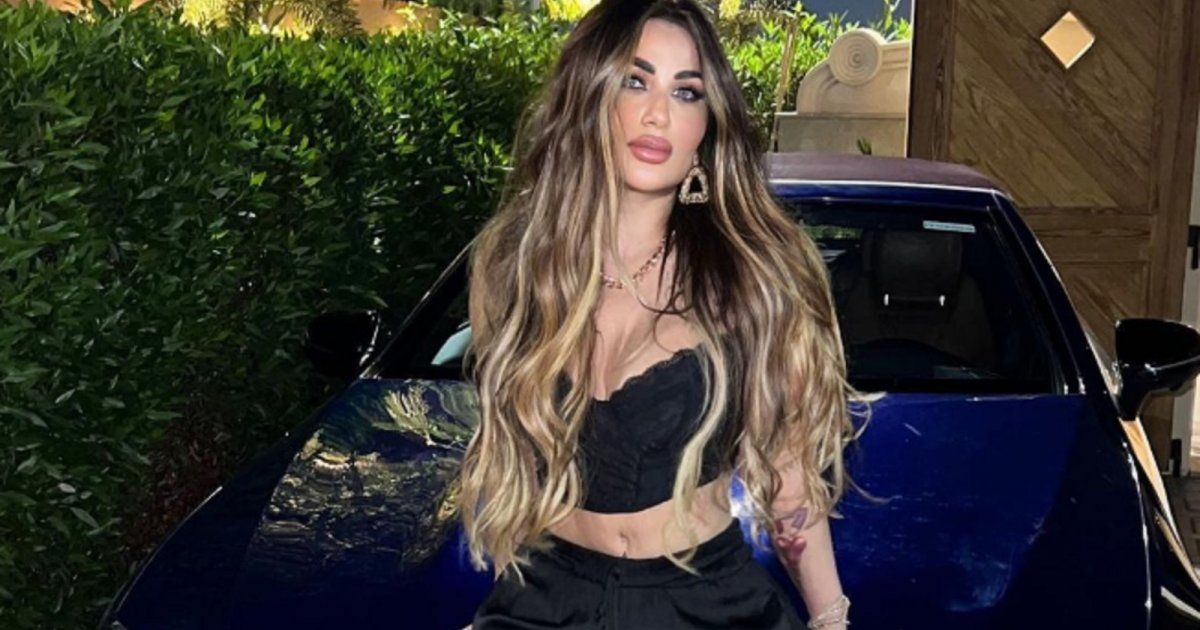 شاهد .. بالفيديو- بفستان مميز ضيق.. ندى الكامل تستعرض رشاقة جسمها وتبهر الجمهور