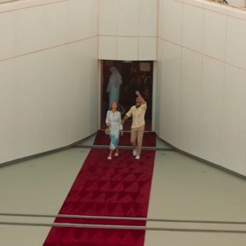 شاهد .. مخرج إماراتي يطلب يد حبيبته على طريقة الأفلام الرومانسية العالمية.. شاهدوا