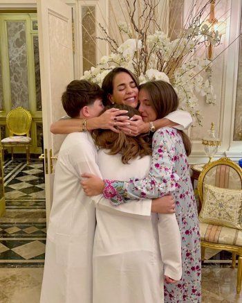 شاهد .. مخرج إماراتي يطلب يد حبيبته على طريقة الأفلام الرومانسية العالمية.. شاهدوا