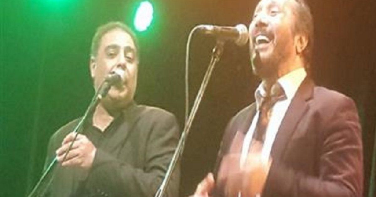 شاهد .. على الحجار يفجع بوفاة زميله ومدير فرقته هيثم توفيق