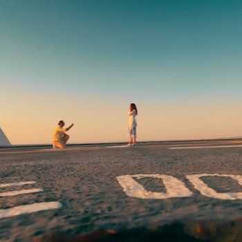 شاهد .. مخرج إماراتي يطلب يد حبيبته على طريقة الأفلام الرومانسية العالمية.. شاهدوا