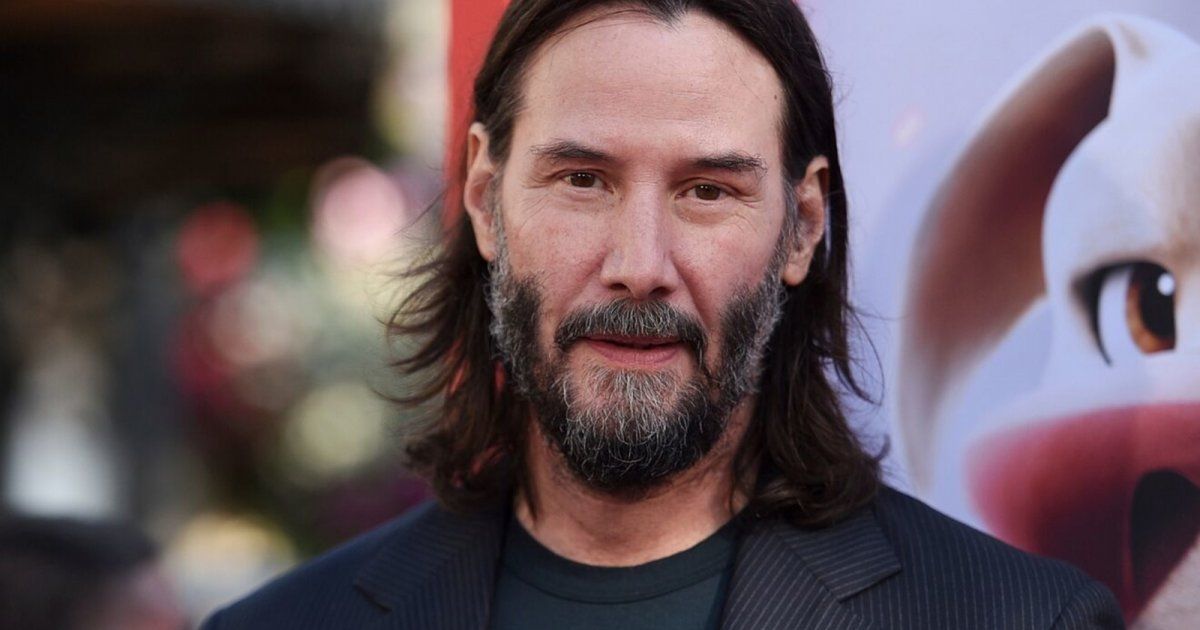 شاهد .. كيانو ريفز يمشي بالعكازين وكمادات الثلج على ركبته أثناء استراحة التصوير