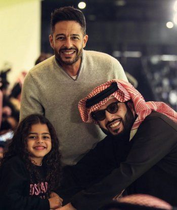 شاهد .. محمد حماقي يشارك صورة نادرة لإبنته فاطمة.. تشبه والدتها كثيرا!