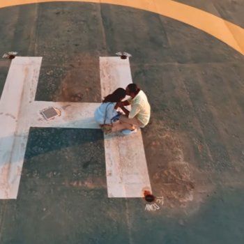 شاهد .. مخرج إماراتي يطلب يد حبيبته على طريقة الأفلام الرومانسية العالمية.. شاهدوا