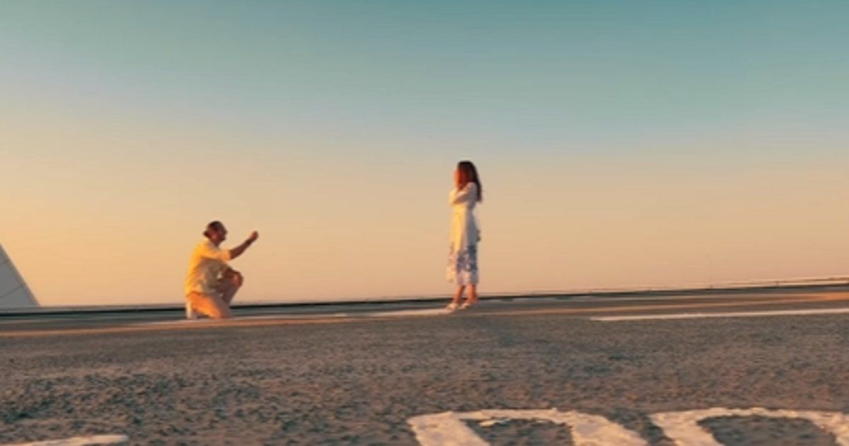 شاهد .. مخرج إماراتي يطلب يد حبيبته على طريقة الأفلام الرومانسية العالمية.. شاهدوا