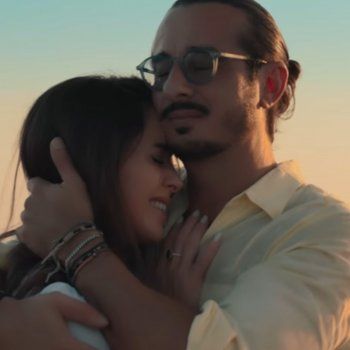 شاهد .. مخرج إماراتي يطلب يد حبيبته على طريقة الأفلام الرومانسية العالمية.. شاهدوا