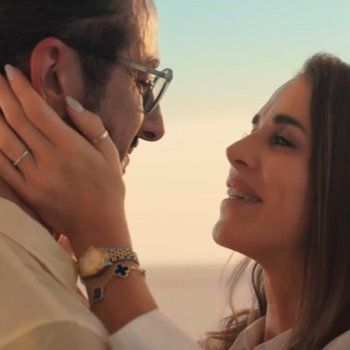 شاهد .. مخرج إماراتي يطلب يد حبيبته على طريقة الأفلام الرومانسية العالمية.. شاهدوا