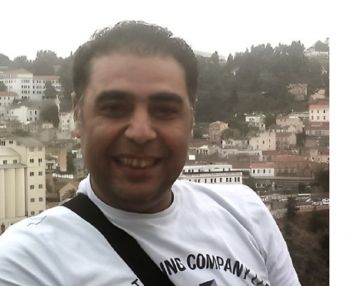 شاهد .. على الحجار يفجع بوفاة زميله ومدير فرقته هيثم توفيق