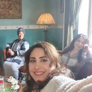 شاهد .. بالصورة- منى واصف وأمل عرفة من كواليس تصوير مسلسل "أغمض عينيك تراني"