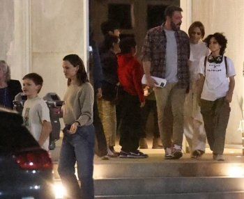 شاهد .. بن أفليك في نزهة عائلية مع زوجته السابقة وجينيفر لوبز وأولادهما - بالصورة