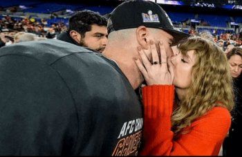 شاهد .. قبلة حميمة جمعت تايلور سويفت بحبيبها أمام الجمهور.. وهذه المناسبة