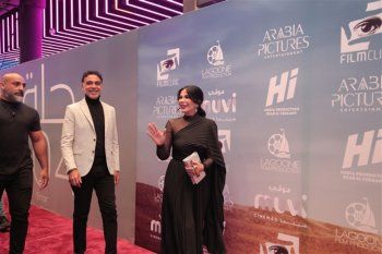 شاهد .. منى زكي تتألق بفستان أسود أنيق في عرض فيلمها في جدة