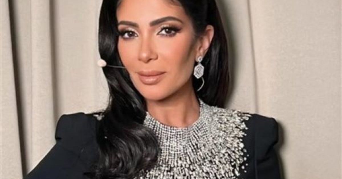 شاهد .. منى زكي تتألق بفستان أسود أنيق في عرض فيلمها في جدة