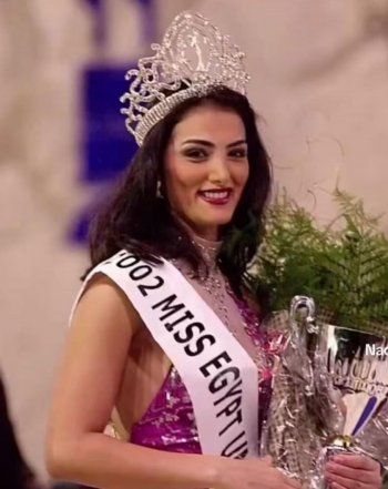 شاهد .. صورة نادرة لـ حورية فرغلي خلال تتويجها بلقب ملكة جمال مصر 2002