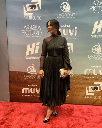 شاهد .. سعر فستان منى زكي في إطلالتها بالعرض الأول لفيلمها "رحلة 404" في السعودية