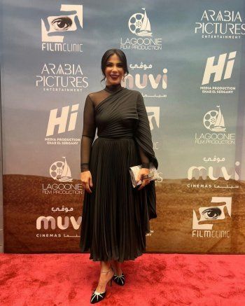 شاهد .. سعر فستان منى زكي في إطلالتها بالعرض الأول لفيلمها "رحلة 404" في السعودية