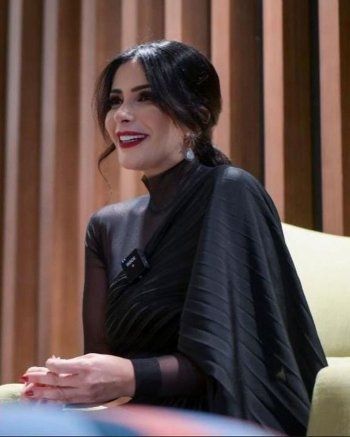 شاهد .. سعر فستان منى زكي في إطلالتها بالعرض الأول لفيلمها "رحلة 404" في السعودية