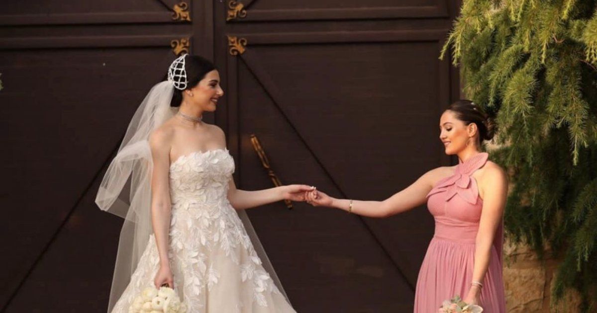 شاهد .. بصور نادرة من طفولتهما.. دانا الحلاني تحتفل بعيد ميلاد شقيقتها ماريتا