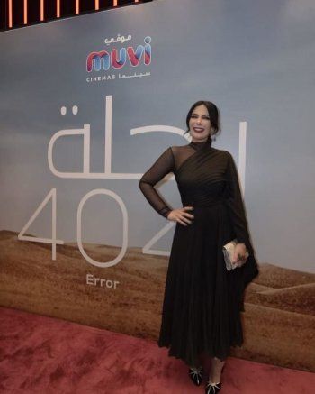 شاهد .. سعر فستان منى زكي في إطلالتها بالعرض الأول لفيلمها "رحلة 404" في السعودية