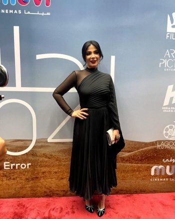 شاهد .. سعر فستان منى زكي في إطلالتها بالعرض الأول لفيلمها "رحلة 404" في السعودية