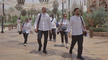 شاهد .. المشتركون يتحولون إلى خصوم وحكام لبعضهم البعض في تحدي الأسود والأبيض في " توب شيف- كل النجوم "