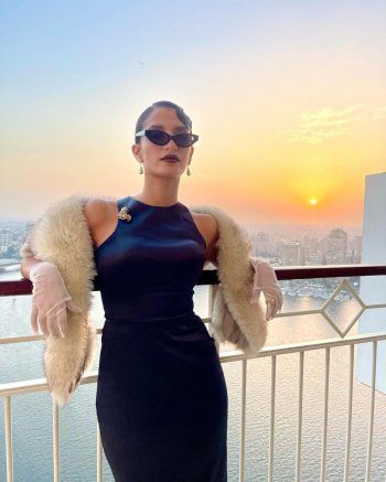 شاهد .. بالصور- بفستان أسود و جمال رائع.. أميرة أديب تبهر الجمهور بأناقتها و أنوثتها