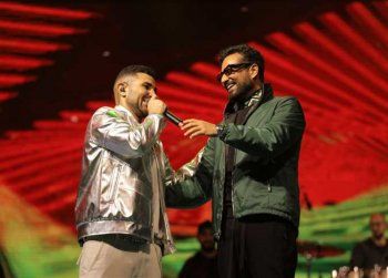 شاهد .. عمرو سعد يفاجئ شقيقه أحمد سعد على المسرح .. والأخير يغني له "بحبك يا صاحبي"