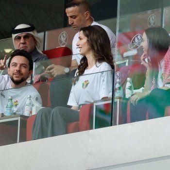 شاهد .. لطافة الأميرة رجوة آل سيف مع إحدى المعجبات تتصدر الترند