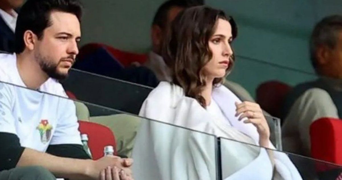 شاهد .. لطافة الأميرة رجوة آل سيف مع إحدى المعجبات تتصدر الترند