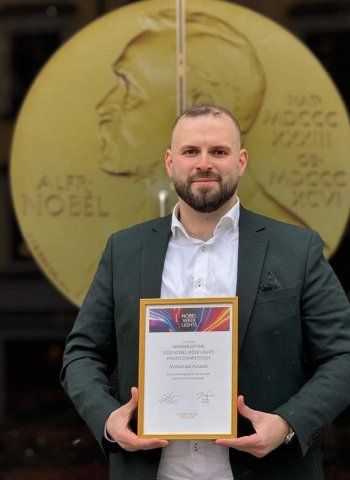 شاهد .. المصور اللبناني محمد أسعد يفوز بجائزة متحف نوبل بصورة "أضيء الظلام"