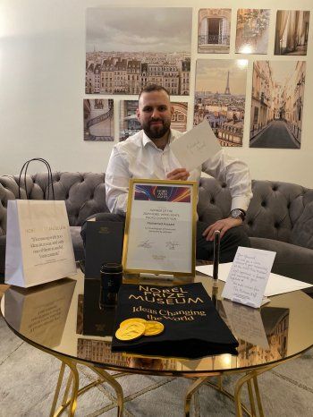 شاهد .. المصور اللبناني محمد أسعد يفوز بجائزة متحف نوبل بصورة "أضيء الظلام"