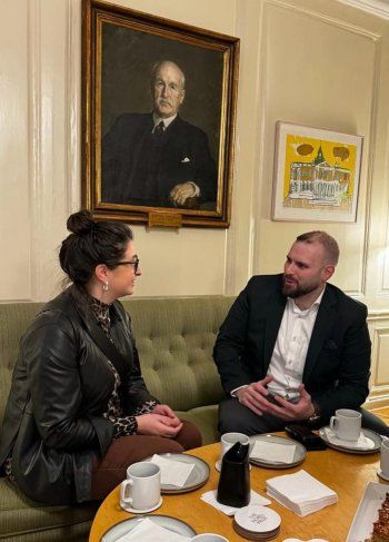 شاهد .. المصور اللبناني محمد أسعد يفوز بجائزة متحف نوبل بصورة "أضيء الظلام"