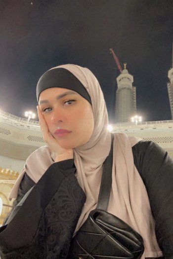 شاهد .. بعد طلاقها من أحمد العوضي.. ياسمين عبد العزيز تؤدي مناسك العمرة