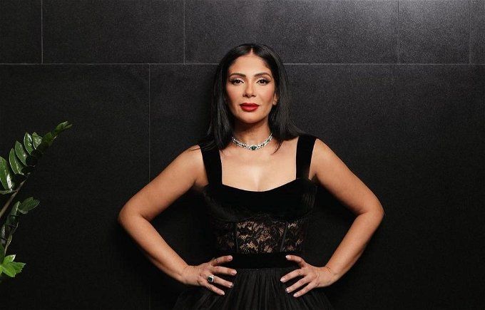 سعر فستان منى زكي في السعودية.. أثار ضجة عشان مش غالي