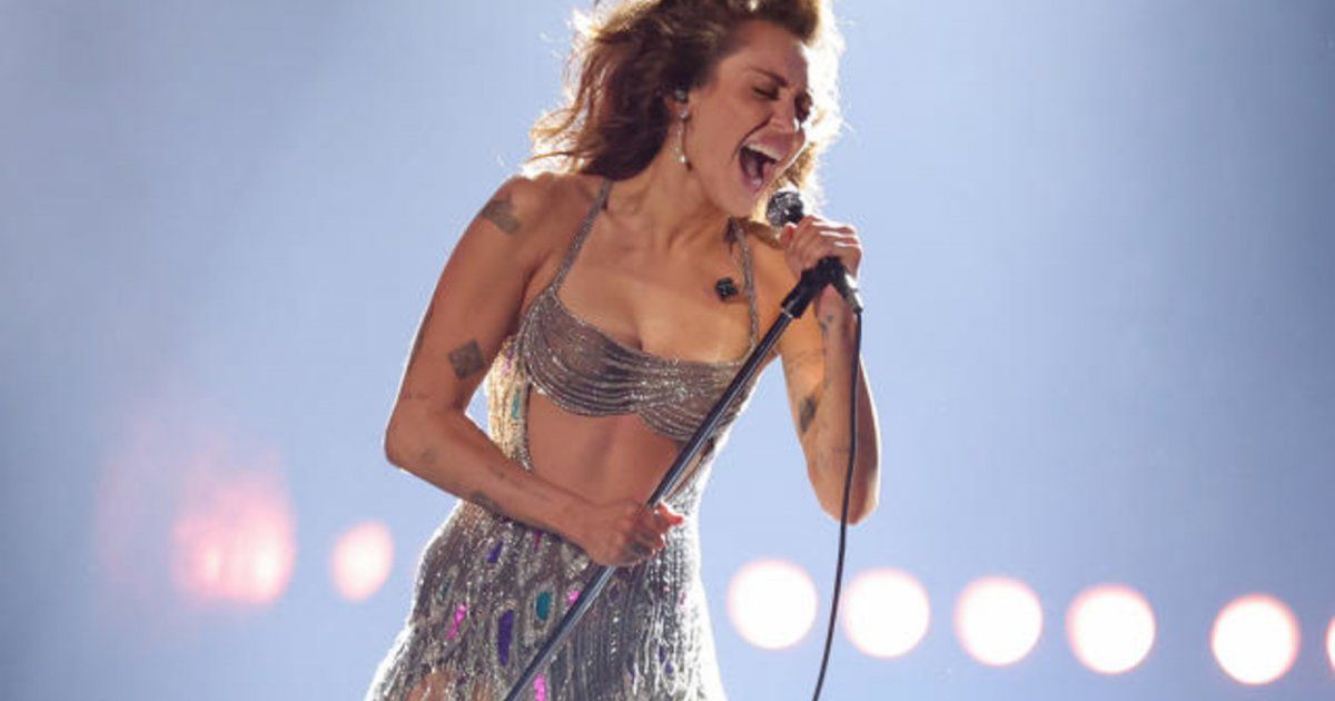 شاهد .. إطلالة فـاضحة لـ مايلي سايرس في حفل الـ Grammy's.. هكذا بدت بالفستان الشفاف!