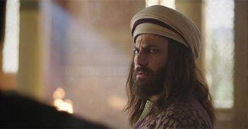 شاهد .. بشعر طويل ولحية وعباءة .. الصور الأولى لـ نيكولا معوض من كواليس مسلسل " الحشاشين"